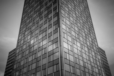 Yüksek katlı binaların ofis kompleksi. Siyah ve beyaz.