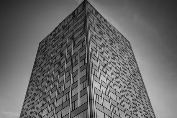 Office complex van hoogbouw. Zwart-wit. — Stockfoto