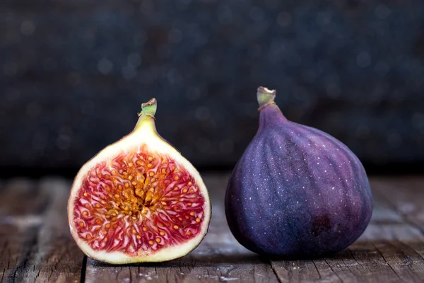 Fruits frais, figues sur une vieille table en bois. Figue mûre . — Photo