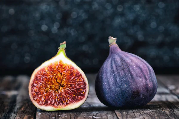 Fruits frais, figues sur une vieille table en bois. Figue mûre . — Photo