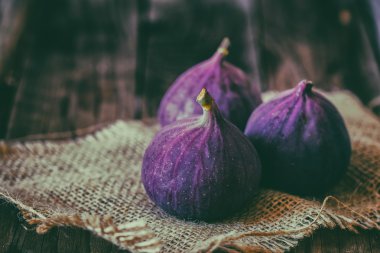 Taze meyveler, incir eski ahşap masa. Olgun incir.