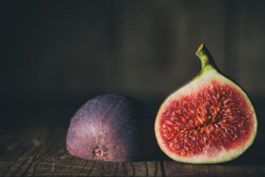 Taze meyveler, incir eski ahşap masa. Olgun incir.