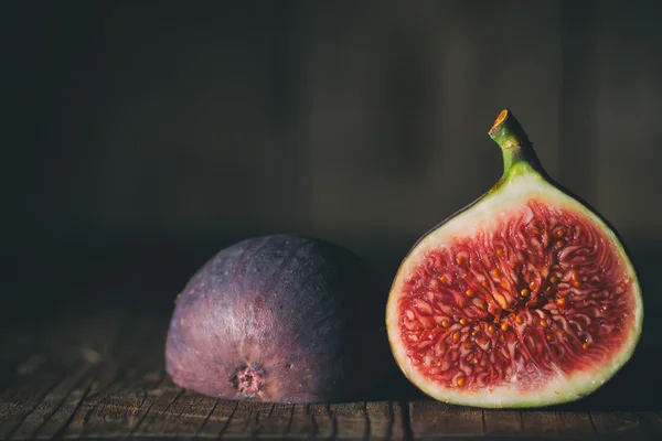 Fruits frais, figues sur une vieille table en bois. Figue mûre . — Photo