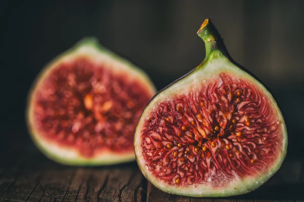 Fruits frais, figues sur une vieille table en bois. Figue mûre . — Photo