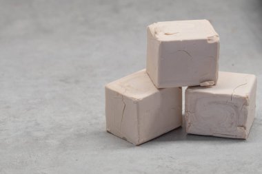 Eski bir taş levhada maya küpleri.