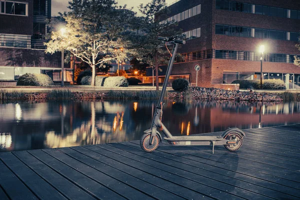 Elektrisk Skoter Träpir Vid Vattnet Natten — Stockfoto