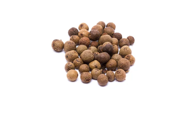 Allspice isolado no fundo branco — Fotografia de Stock