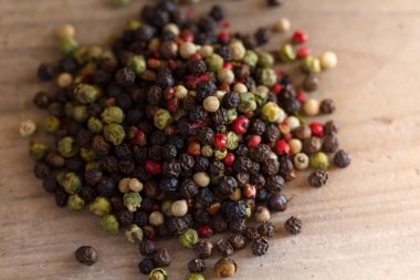 Eski ahşap masa üzerinde renkli biber