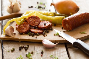 Soğan ile geleneksel sosis