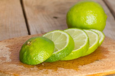 Ahşap kesme tahtasına kesme kireç