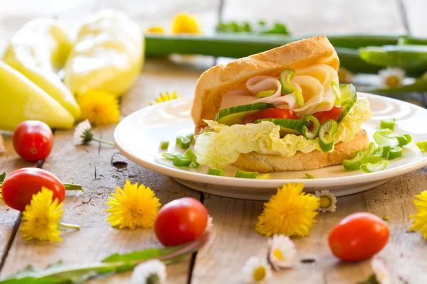 Frischer Toast mit Gemüse, Käse und Schinken — Stockfoto