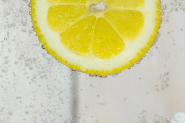 Limonlu su kabarcıkları ile