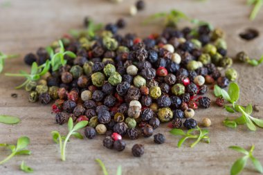 Eski ahşap masa üzerinde renkli biber