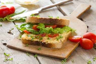 Sebze, peynir ve jambon ile taze ekmeği