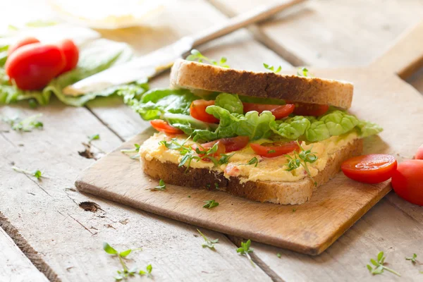 Frischer Toast mit Gemüse, Käse und Schinken — Stockfoto