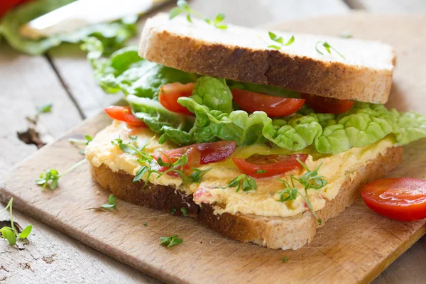 Frischer Toast mit Gemüse, Käse und Schinken — Stockfoto