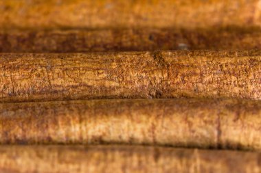 Tarçın geniş ahşap bir masaya kapatın