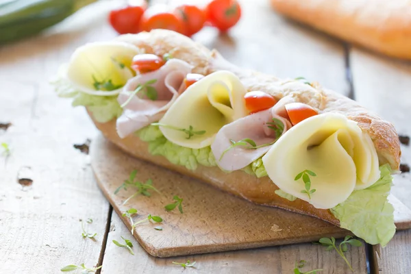 Frisches Baguette mit Schinken und Käse — Stockfoto