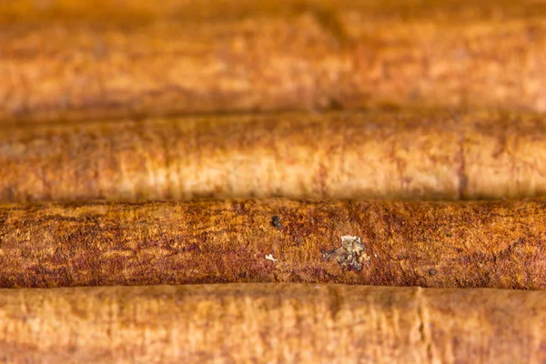 Canela larga de perto em uma mesa de madeira — Fotografia de Stock