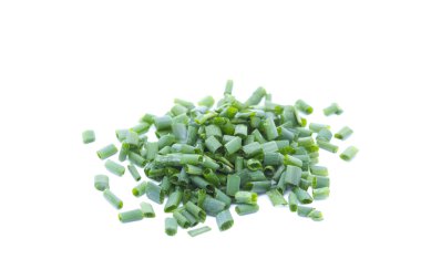 Beyaz arka plan üzerinde izole parçalar halinde doğranmış taze Frenk soğanı