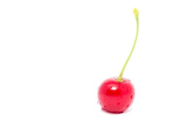 Beyaz bir arka planda yeşil yaprak ile izole kiraz