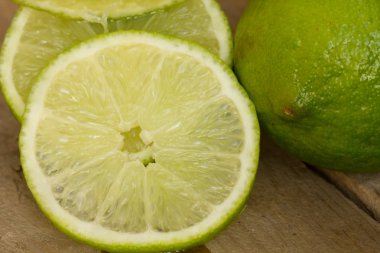 Eski bir ahşap masa üzerinde kireç