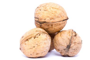 Beyaz arkaplanda izole edilmiş cevizler.