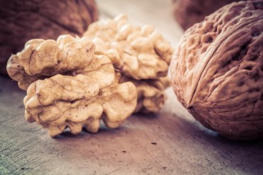 Tahta masadaki cevizler.