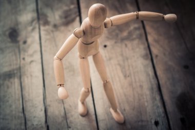 Ahşap heykelcik üzerinde eski bir ahşap masa Dengeleme.