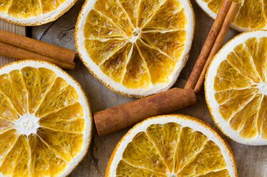 Eski bir ahşap masa üzerinde kurutulmuş portakal.