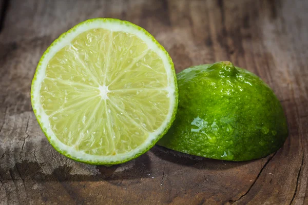 Lime op een oude houten tafel — Stockfoto