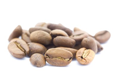 Kahve çekirdeği beyaz arka planda izole edilmiş.