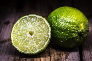 Eski bir ahşap masa üzerinde kireç