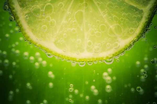 Groene kalk met water splash — Stockfoto