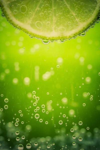 Groene kalk met water splash — Stockfoto
