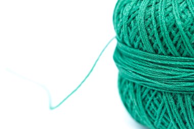 Yeşil pamuk yakından tığ işi. Beyaz arka plan üzerinde izole.