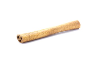 Beyaz bir arka plan üzerinde izole tarçın.