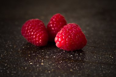 Siyah bir zemin üzerine taze ahududu. Portre.