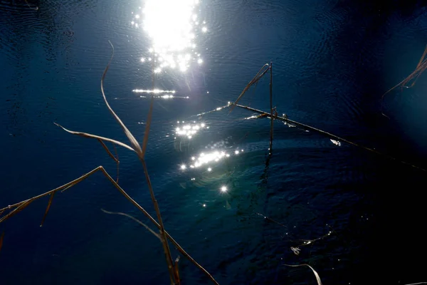 Superficie Lago Como Sol Brilla Con Ondas Agua — Foto de Stock