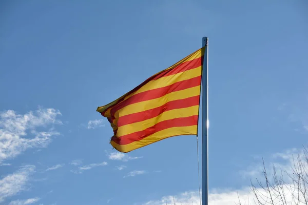 Bandera Roja Amarilla Cataluña Contra Cielo Azul — Foto de Stock