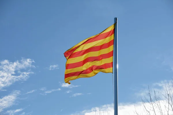 Una Bandera Catalana Roja Amarilla Viento — Foto de Stock