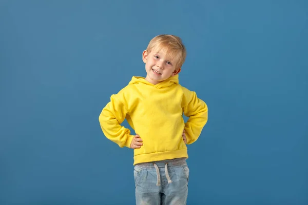 Veselý Chlapeček Jasně Žluté Žhnoucí Mikině Džínách Stojí Dívá Kameru — Stock fotografie