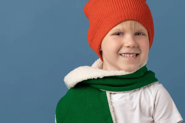 Usmívající Chlapec Evropského Vzhledu Dítě Červeném Klobouku Zeleném Šátku Modrém — Stock fotografie
