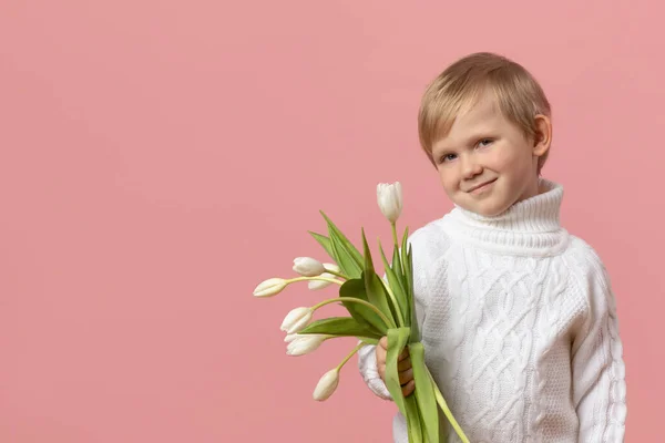 Anak Laki Laki Dengan Bunga Tulip Putih Dalam Sweater Rajutan — Stok Foto