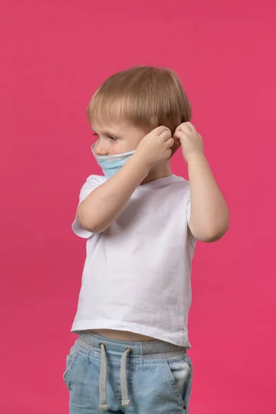 Anleitung Wie Man Eine Medizinische Maske Aufsetzt Sich Vor Coronavirus — Stockfoto