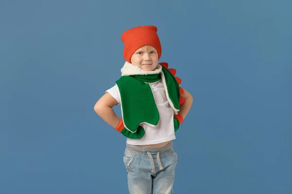 Chlapec Evropského Vzhledu Dítě Červeném Klobouku Zelený Šátek Modrém Pozadí — Stock fotografie