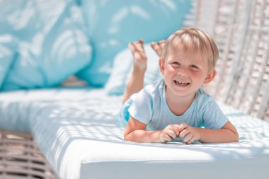 Şirin ve yakışıklı sarışın çocuk çocuk gülüyor. Metin için yeri olan mutlu çocukluk kavramı.