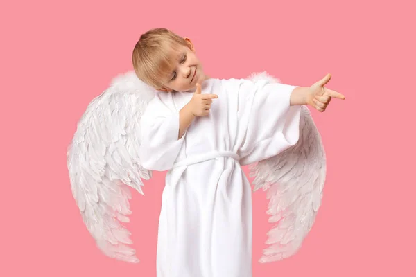 天使Cherub 一个长着白色大翅膀的小男孩 他的目标是让男人让他坠入爱河 工作室在粉红的背景上拍摄明信片 情人节的概念2月14日 — 图库照片