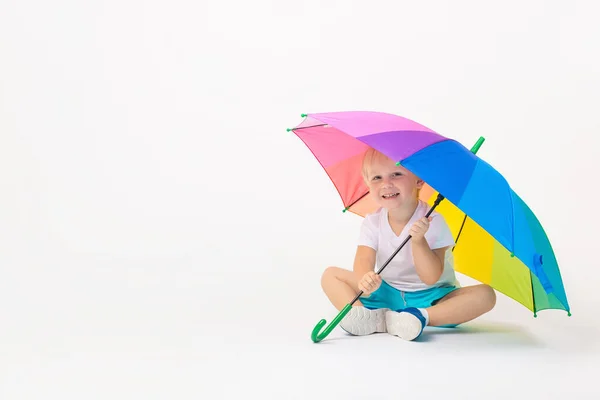 Niño Rubio Caucásico Sienta Bajo Arco Iris Brillante Paraguas Agita — Foto de Stock