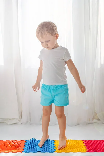 Dítě Chlapec Chodí Ortopedické Barevné Koberce Pro Léčbu Valgus Nohy — Stock fotografie